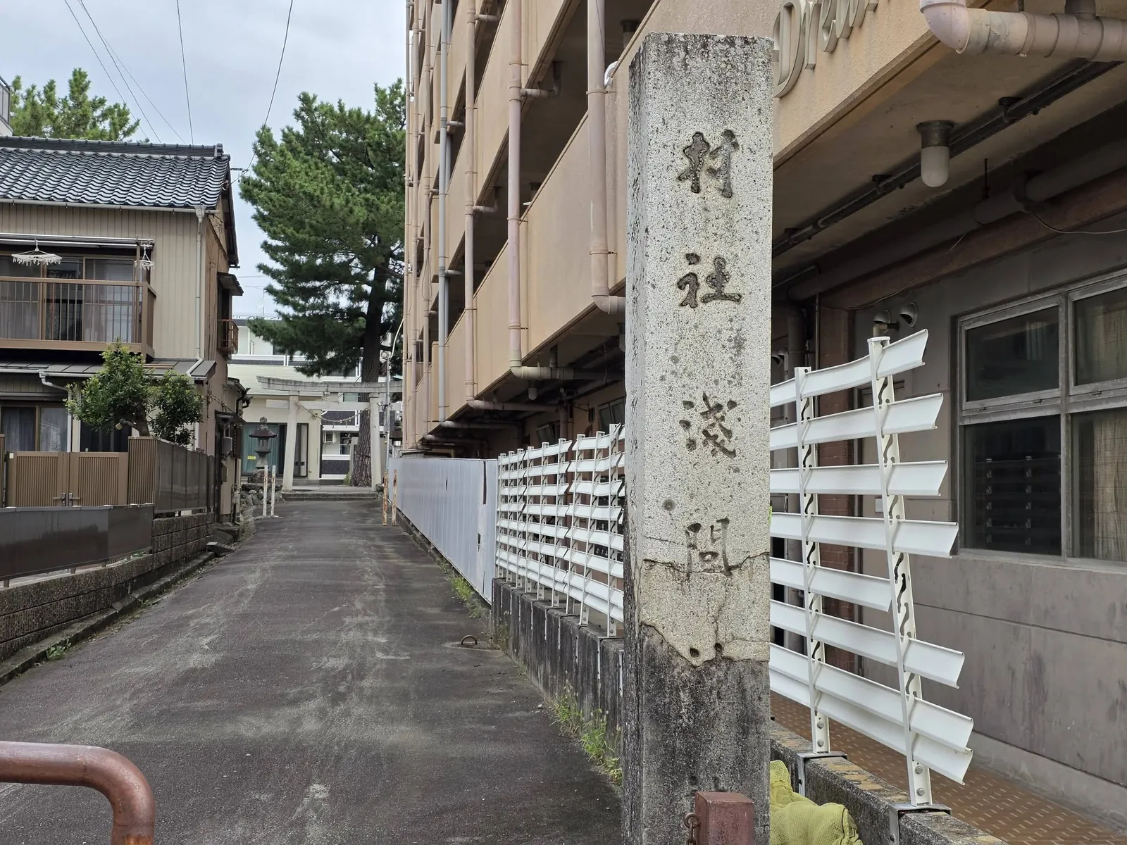 路地から境内へ続く参道。