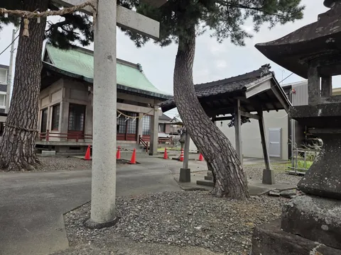 鳥居脇から見た社殿と境内。