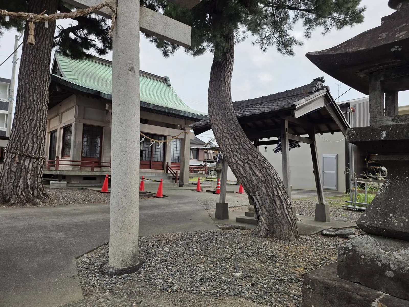 鳥居脇から見た社殿と境内。