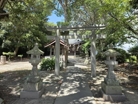 浅間神社：石造鳥居から浅間神社の社殿を望む。