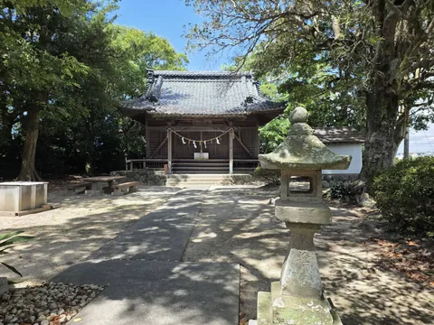 参道から石灯籠越しに浅間神社の社殿を望む。