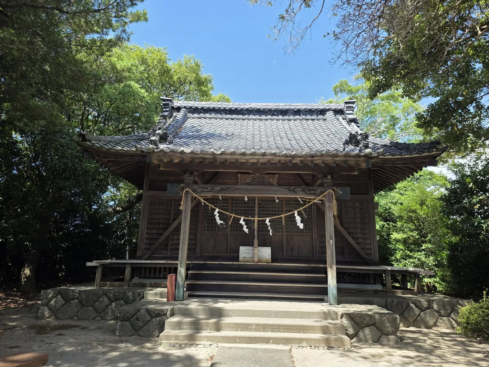 正面から見た浅間神社の社殿。