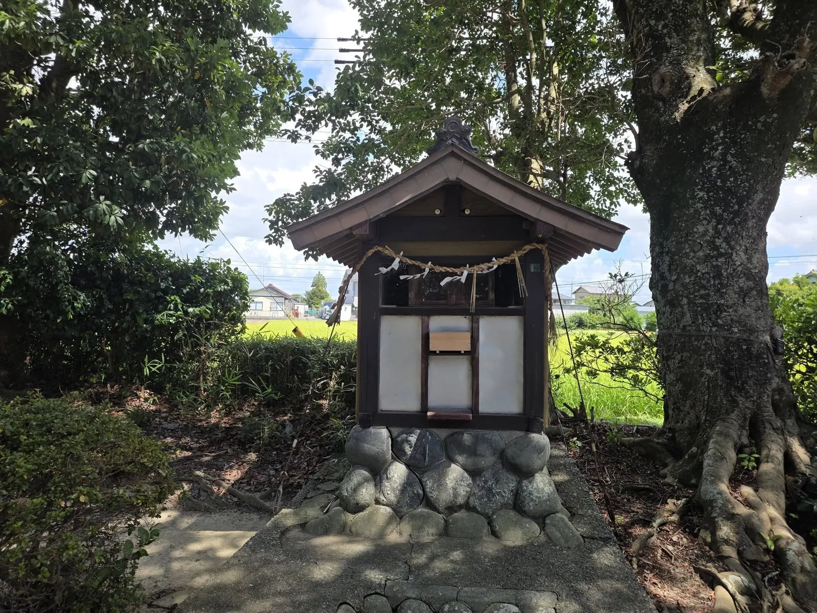 境内に祀られた小社。