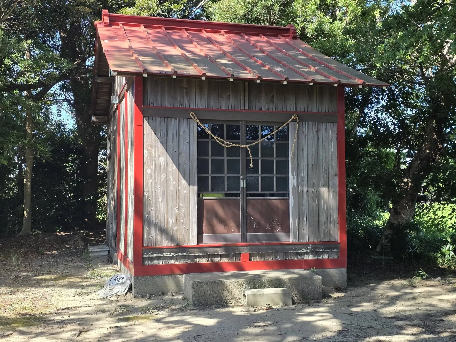 注連縄を掛けた神明神社の社殿正面。
