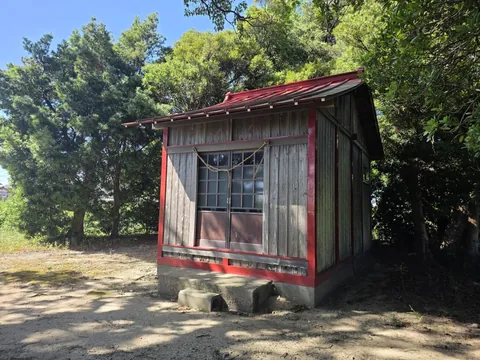 側方から見た神明神社の社殿。