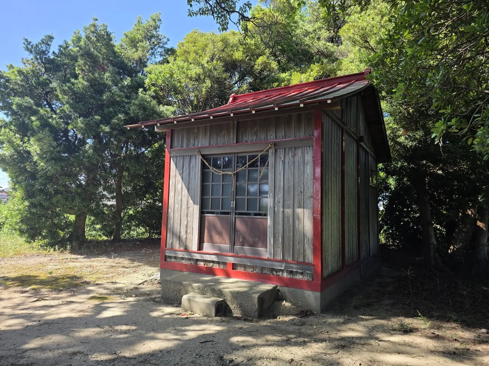 側方から見た神明神社の社殿。