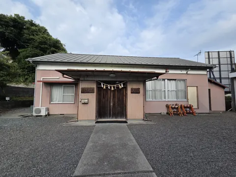 境内の建物。正面入口に注連縄を張る。