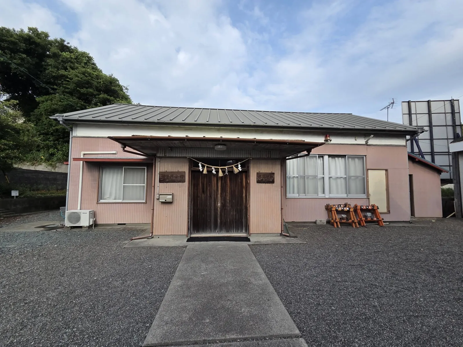 境内の建物。正面入口に注連縄を張る。