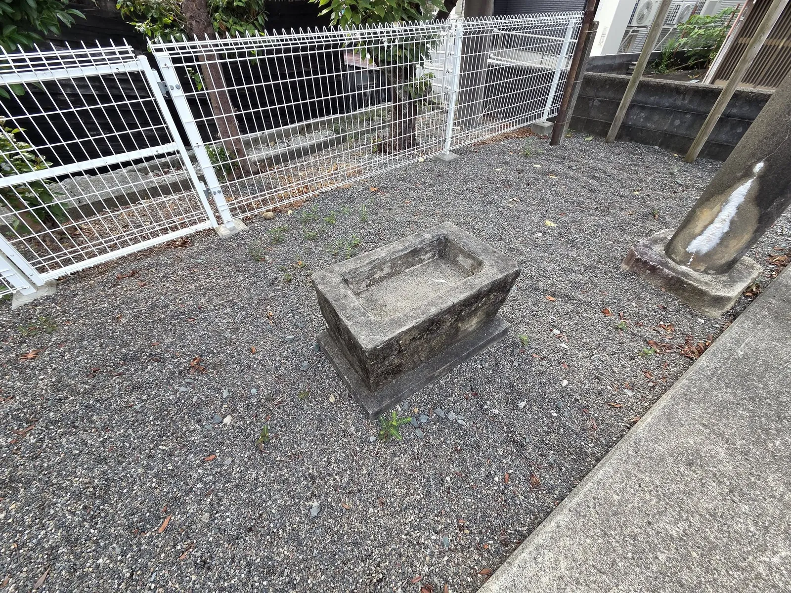 境内に残る石造物の基壇。