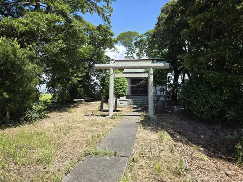 神明神社の石鳥居と社殿。