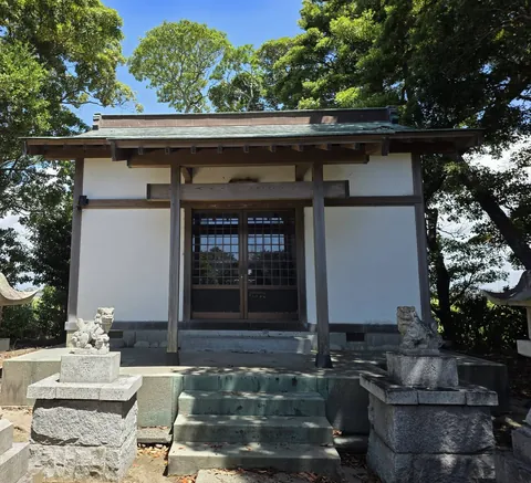 正面から見た神明神社の社殿。
