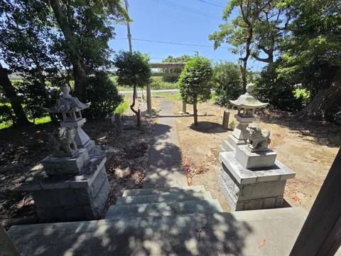 社殿から見た鳥居と狛犬。