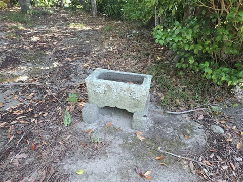 境内の手水鉢。