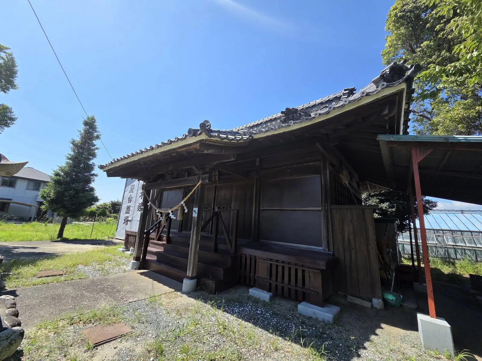 斜めから見た神明神社の社殿。