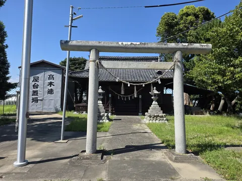 神明神社：石造鳥居から神明神社の社殿を望む。