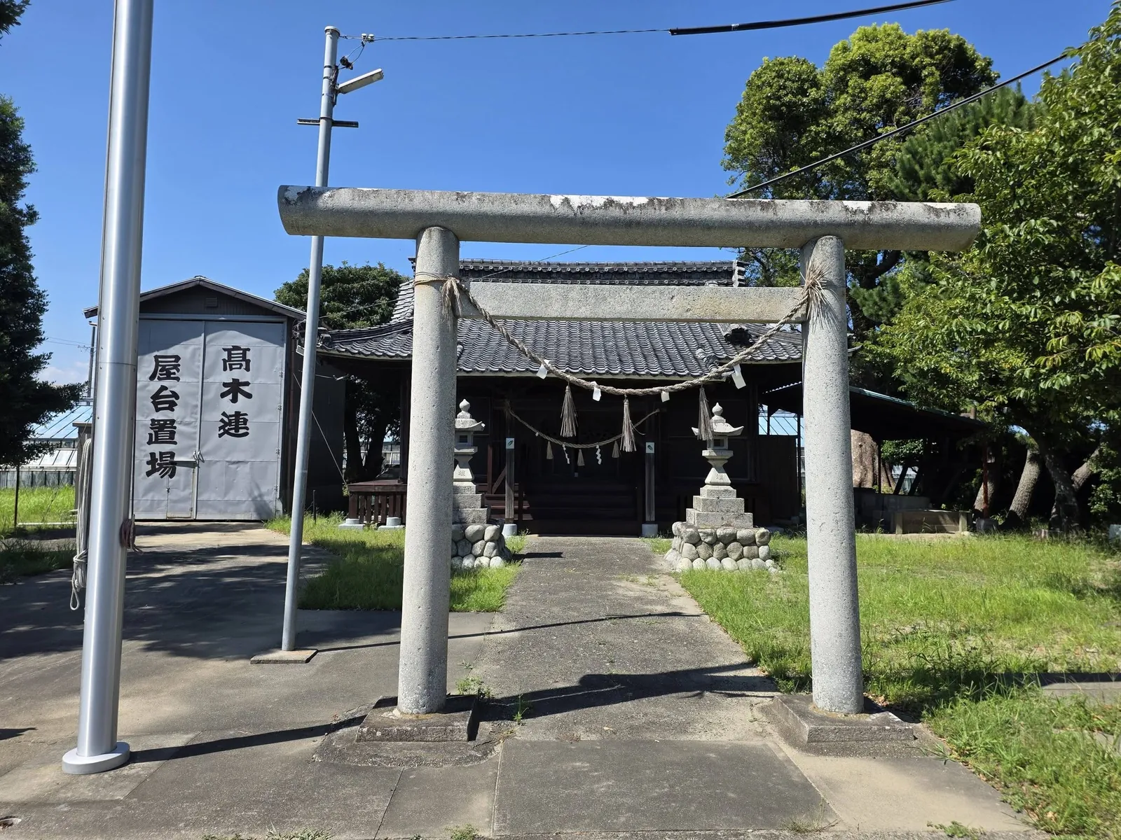 石造鳥居から神明神社の社殿を望む。