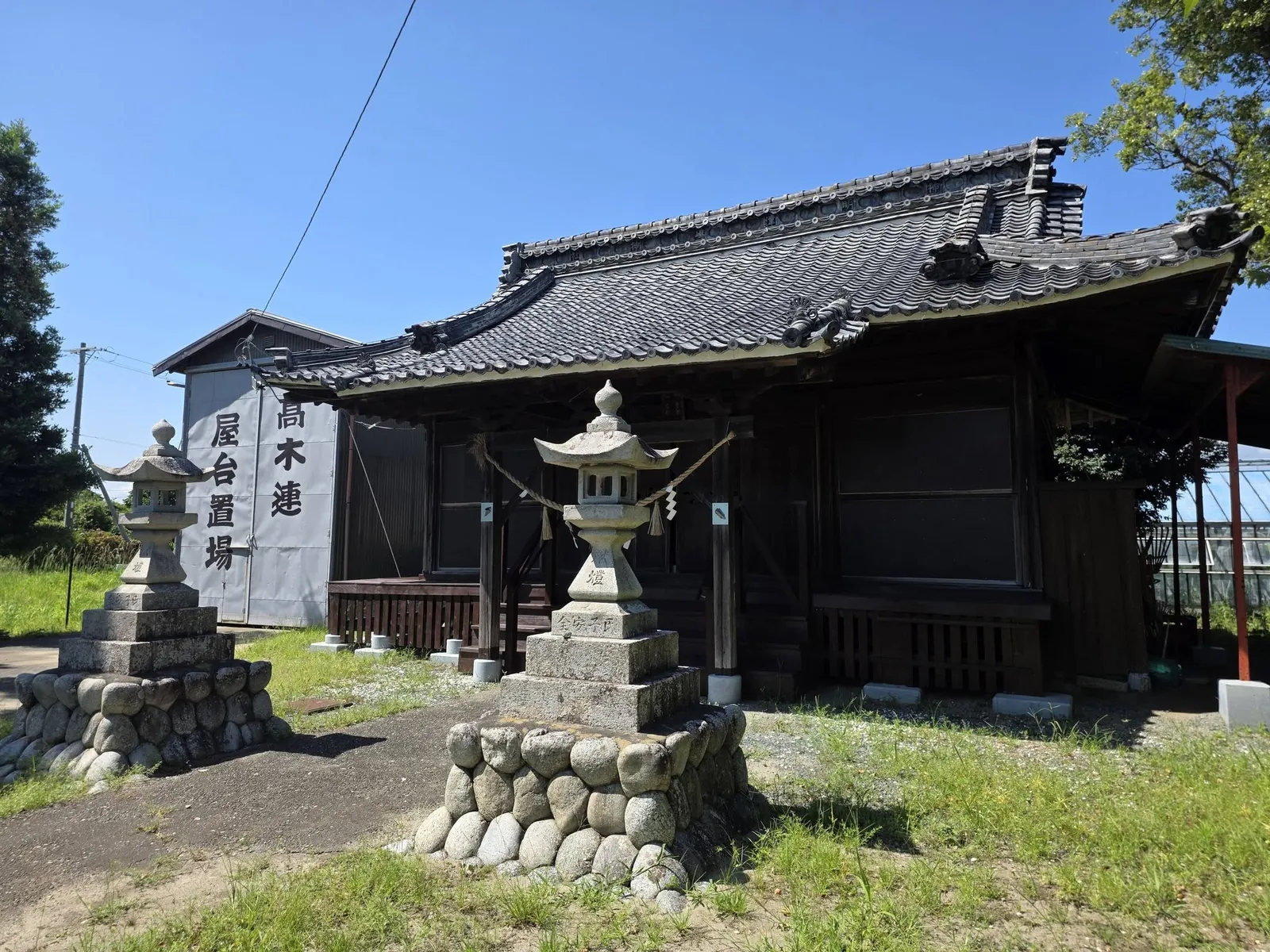 石灯籠越しに見た神明神社の社殿。