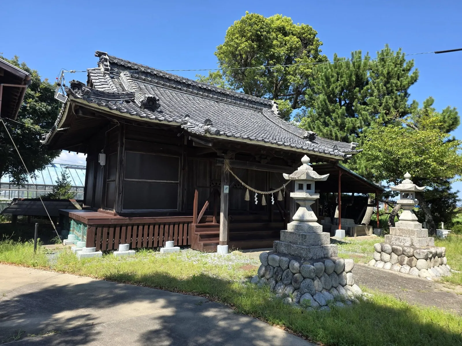 境内から見た神明神社の社殿。