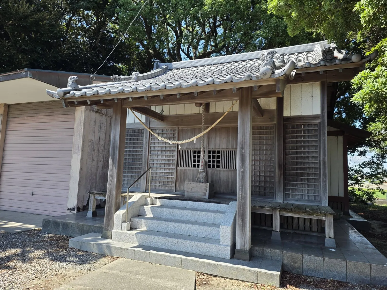 斜めから見た神明神社の社殿。