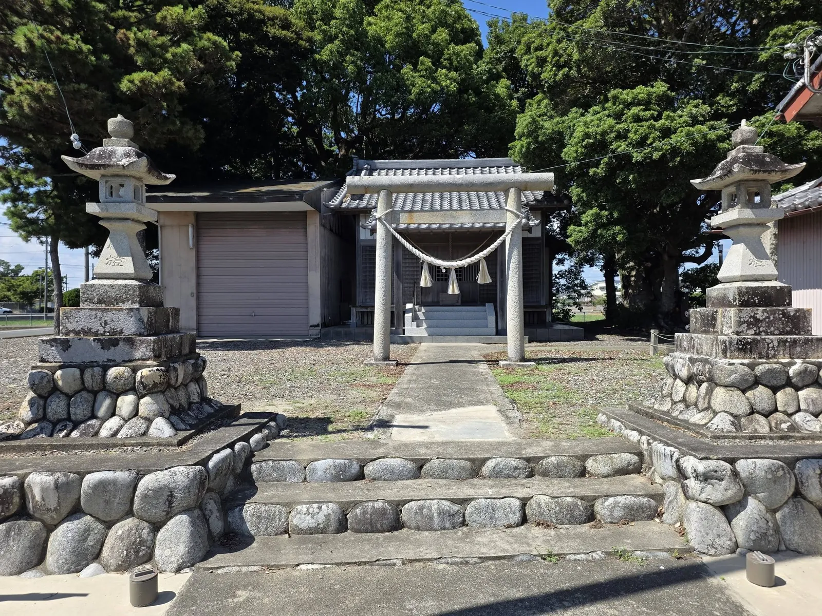 石段と石灯籠の先に建つ神明神社の社殿。