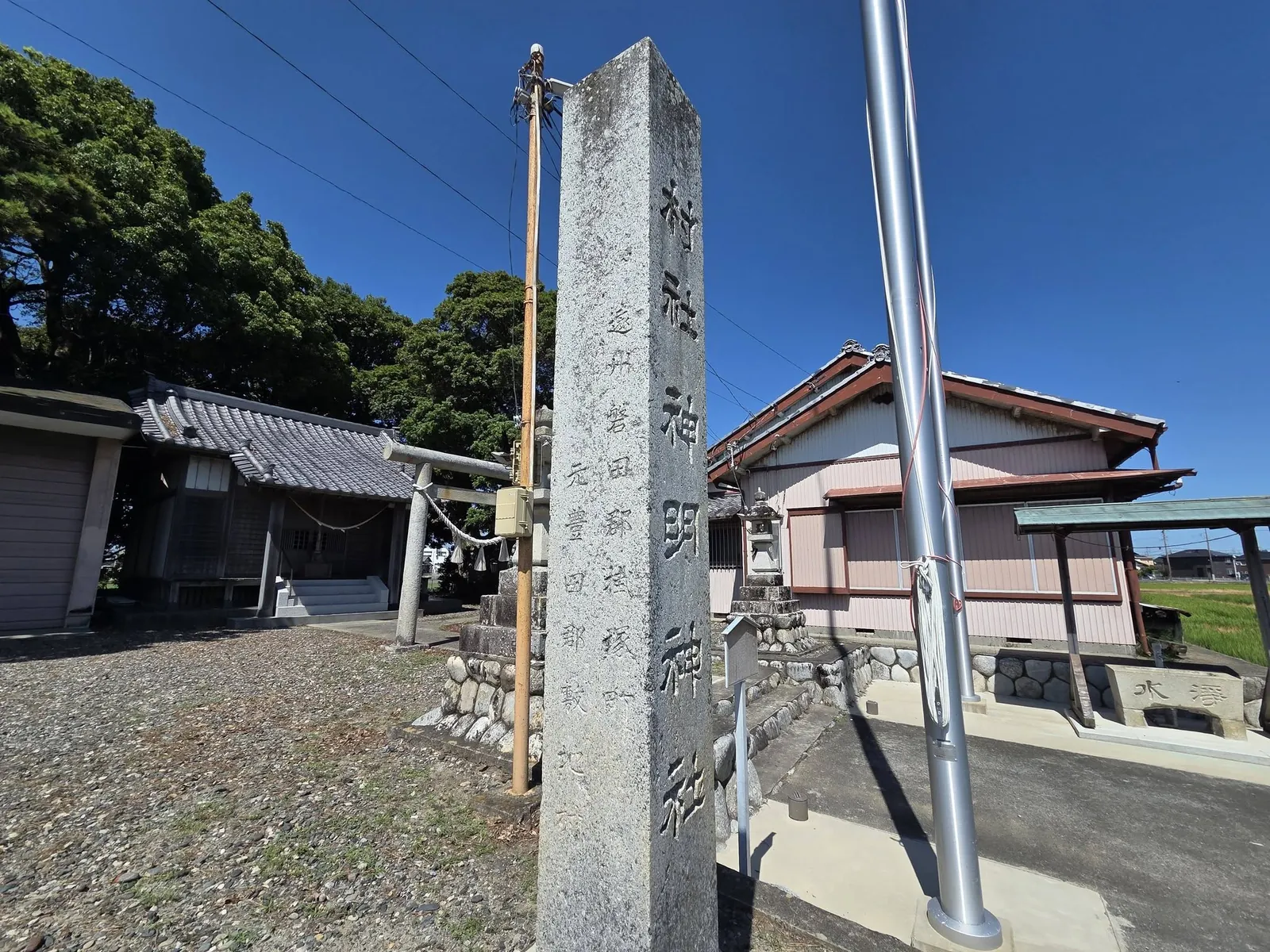 境内入口に立つ石碑。