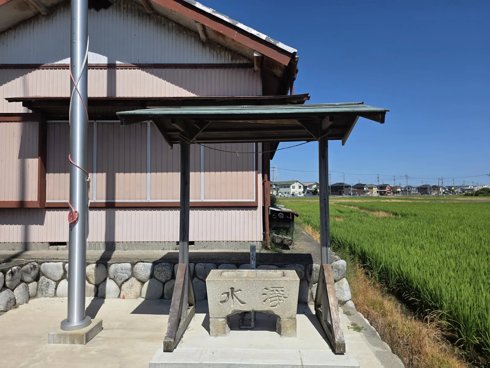 切妻屋根を備えた神明神社の手水舎。