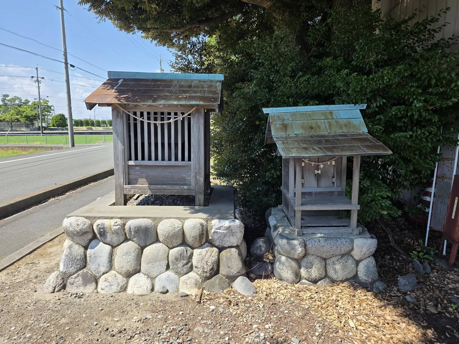境内に並んで鎮座する二つの小社。