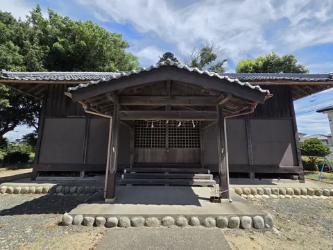 拝殿正面。中央の格子戸にしめ縄と紙垂が掛けられ、正面に階段が続く。