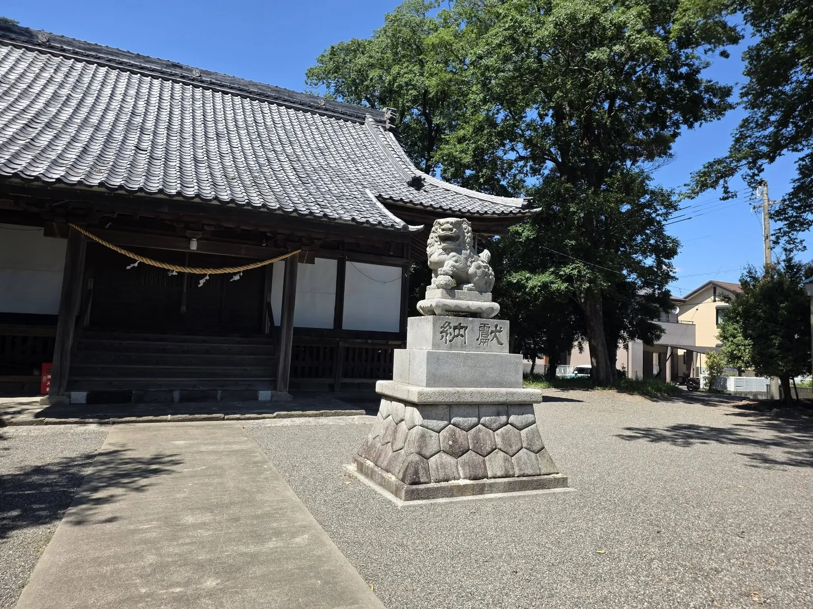 社殿前に立つ狛犬と白羽神社の拝殿。