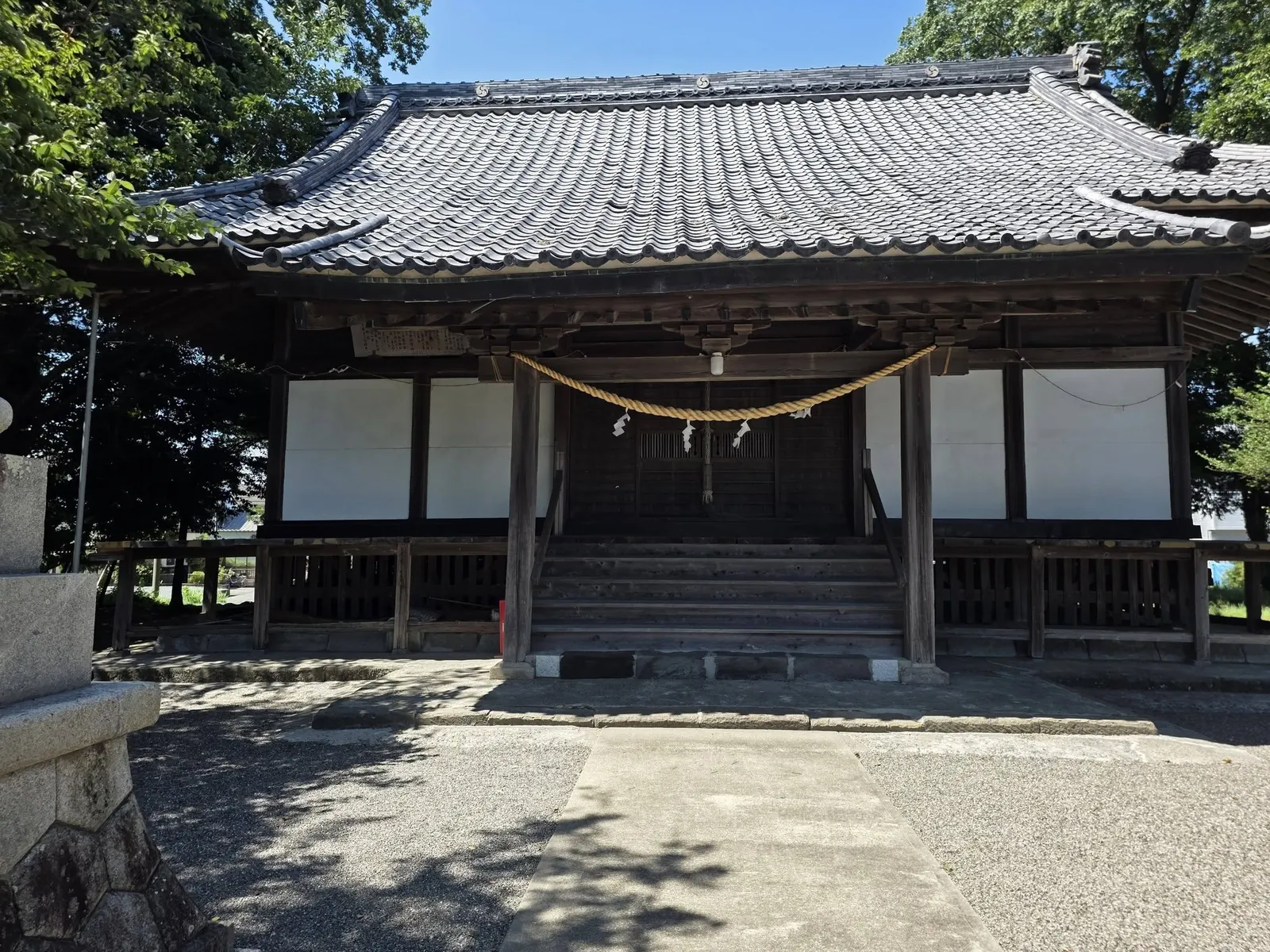 正面から見た白羽神社の拝殿。