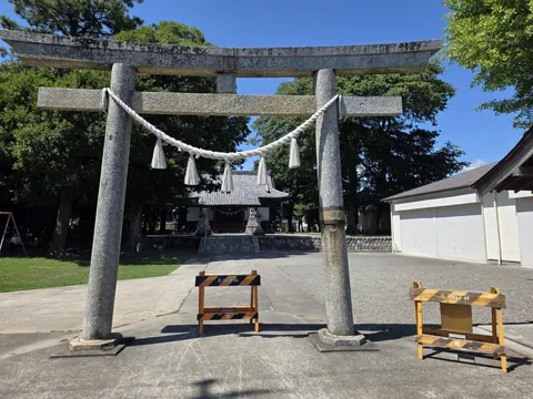 石造鳥居から白羽神社の社殿を望む。