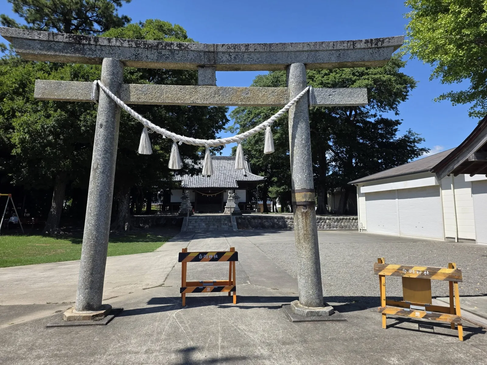 石造鳥居から白羽神社の社殿を望む。