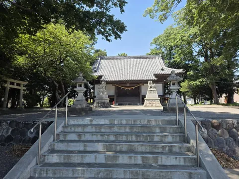白羽神社：石段と石灯籠の先に建つ白羽神社の拝殿。