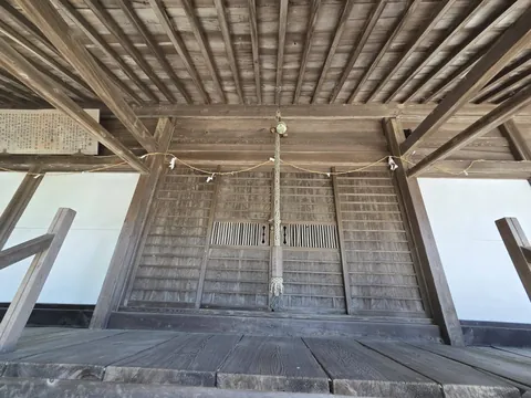 白羽神社の拝殿向拝と注連縄。