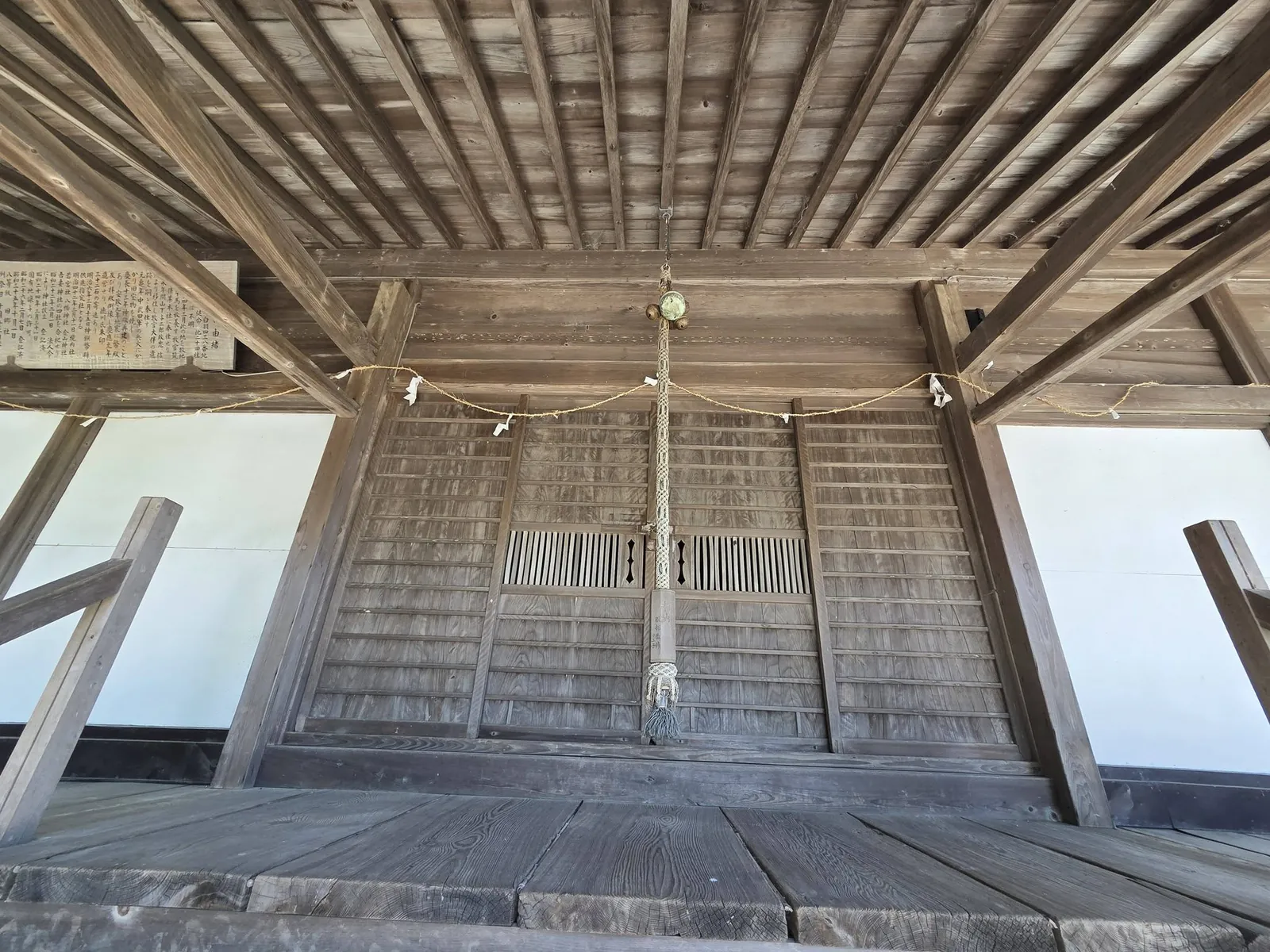 白羽神社の拝殿向拝と注連縄。