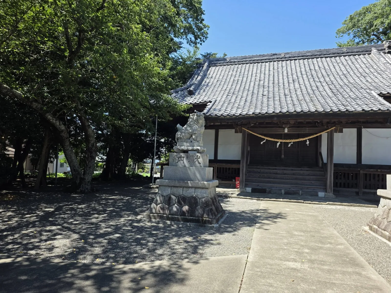 狛犬越しに見た白羽神社の拝殿。