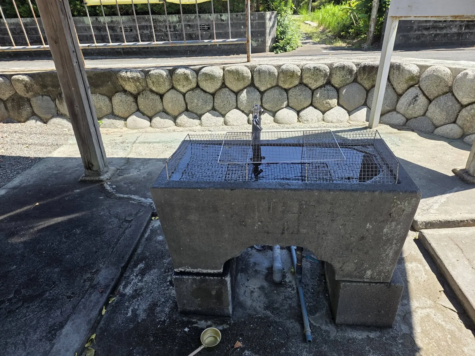 境内の手水舎に置かれた石造の手水鉢。