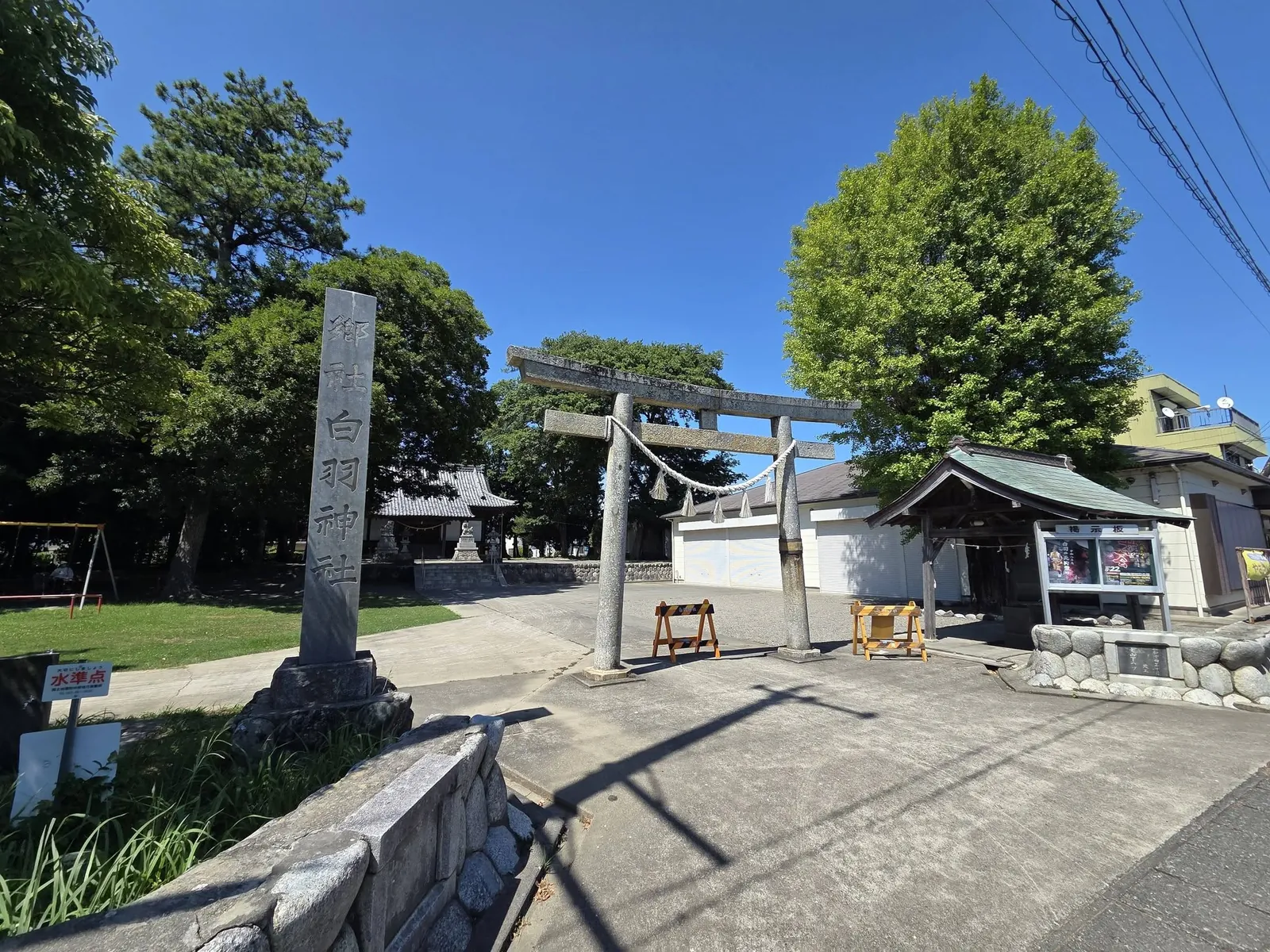 境内入口に立つ白羽神社の社号標。