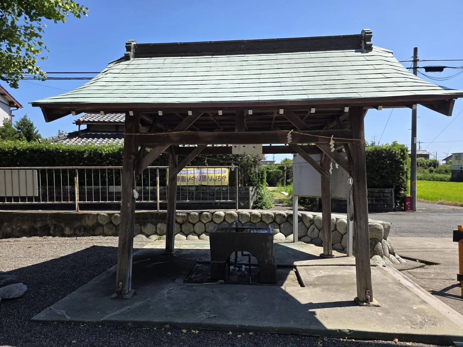 切妻屋根を備えた白羽神社の手水舎。