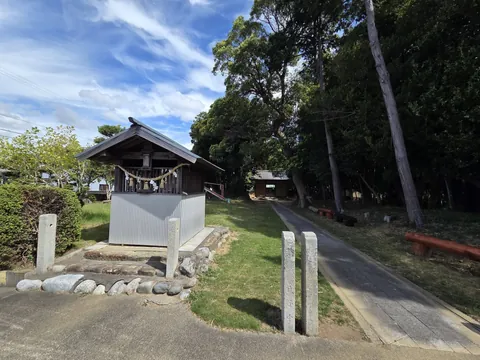 境内社。トタン張りの覆屋に注連縄を張り、正面に石段を設ける。