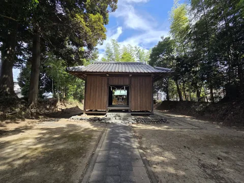 須賀神社：参道正面から見た須賀神社の社殿。瓦葺きの入母屋屋根で、石積みの基壇に建つ。