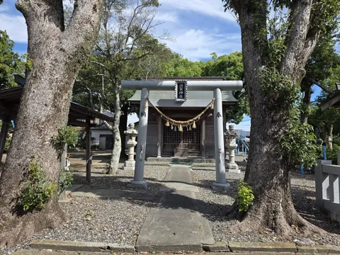 須賀神社：参道正面から見た石造鳥居。「須賀神社」の額束と、両脇の石灯籠、奥の社殿が見える。
