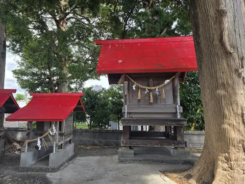 杉の大木の足元に並ぶ境内社二社。手前の社殿には「月光神社」の社号札が掛かる。