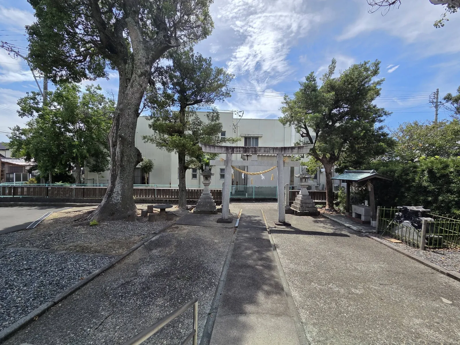 境内入口から見た参道全景。石鳥居の左右に石灯籠、右手に手水舎が立つ。