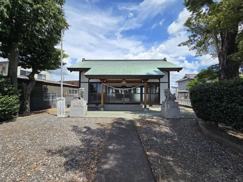 水神社：参道正面から見た社殿。左右に狛犬、脇に掲示板が立つ。
