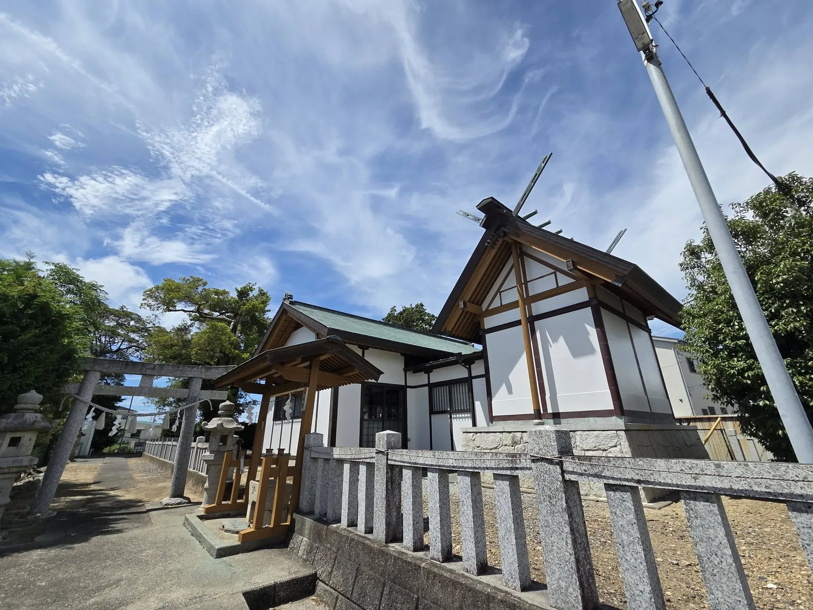 鳥居から手水舎・社殿までを一望する境内の様子。