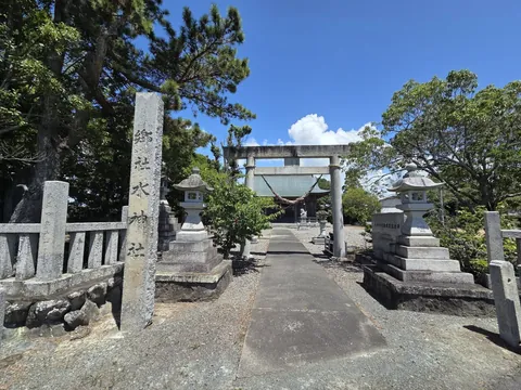 水神社：社号標と鳥居から望む水神社の社殿。