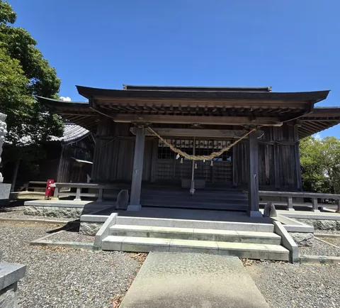 正面から見た水神社の社殿。