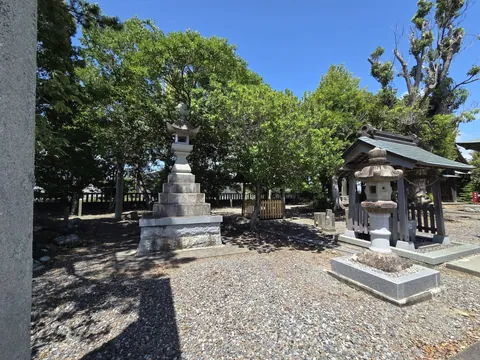 石灯籠と鳥居が並ぶ参道。