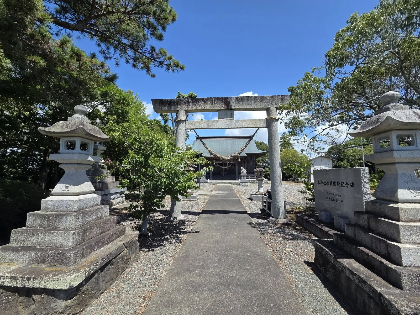 水神社の由来を記した案内板。